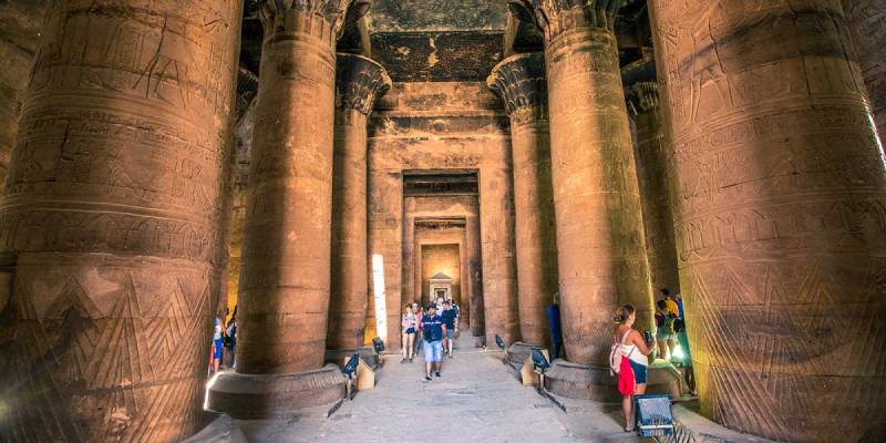 Turisti all'interno del tempio di Edfu