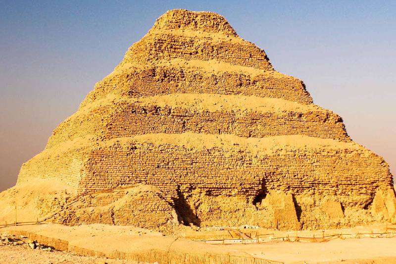 La piramide di Djoser è un'attrazione da vedere mentre visitare l'Egitto
