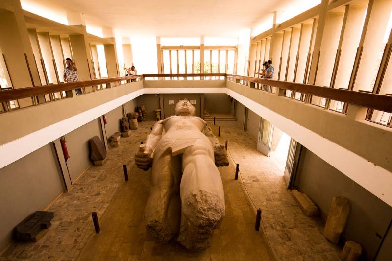la statua di Ramses II nell'antica capitale di Menfi è da vedere mentre fare Viaggio al Cairo