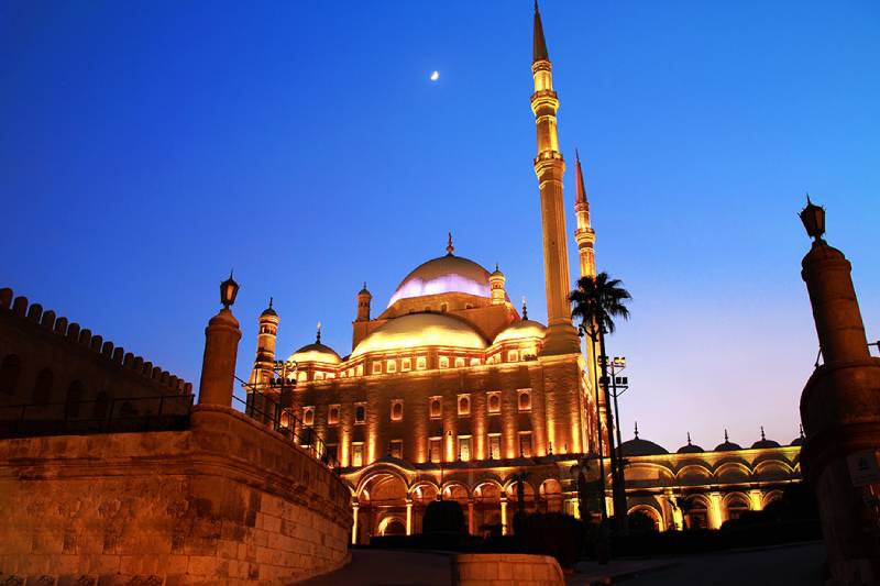 La moschea di Muhammad Ali illuminata all'interno della Cittadella di Salah al-Din