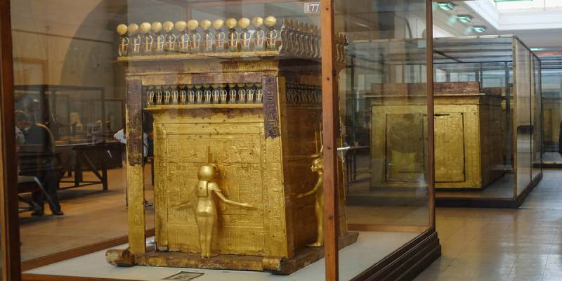 Una vetrata con una statua d'oro all'interno del Museo Egizio