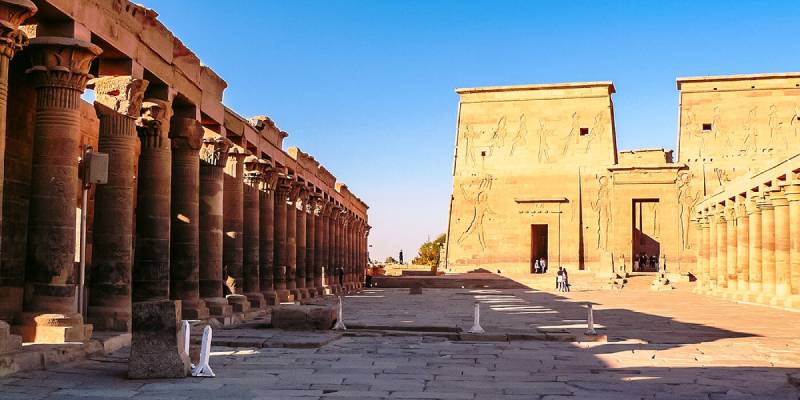 alcune persone in piedi nel mezzo del tempio di Luxor