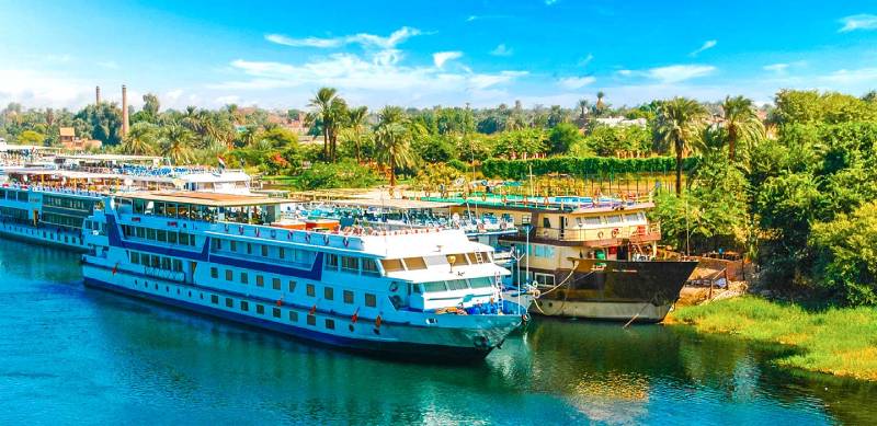 una crociera ancorata sulla riva del fiume Nilo