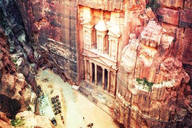 L'antica città di Petra, scavata nella roccia