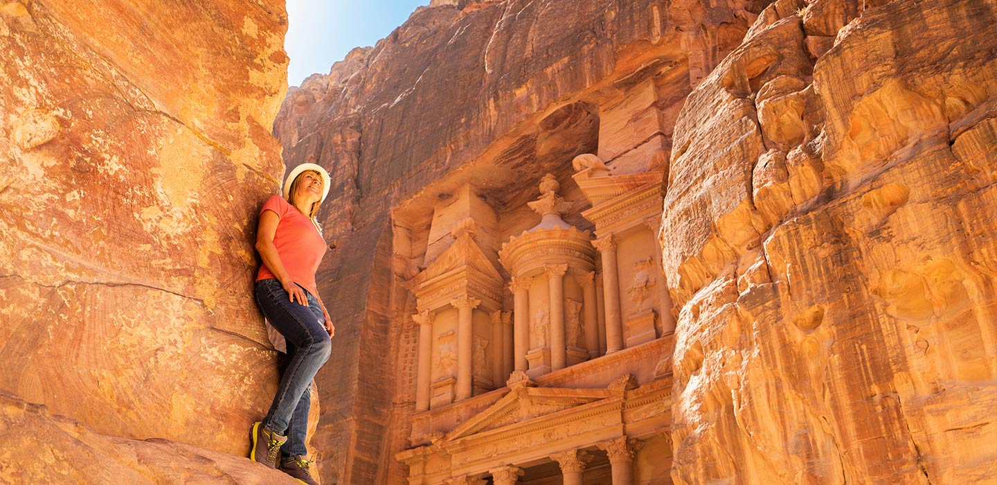 una donna è in piedi a Petra