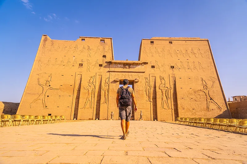 una uomo cammina al tempio di Edfu, Vacanze Mar Rosso