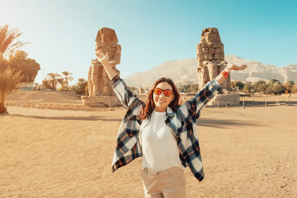 una ragazza a Luxor, viaggio organizzato in egitto