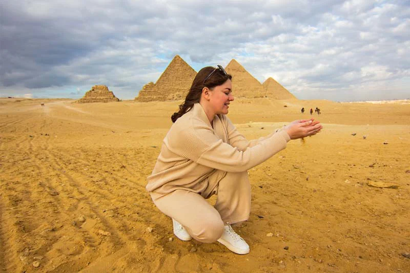 Egitto a capodanno, una donna fa una visita alle piramidi