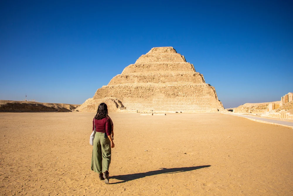 un donna alla piramide a gradoni, capodanno al cairo