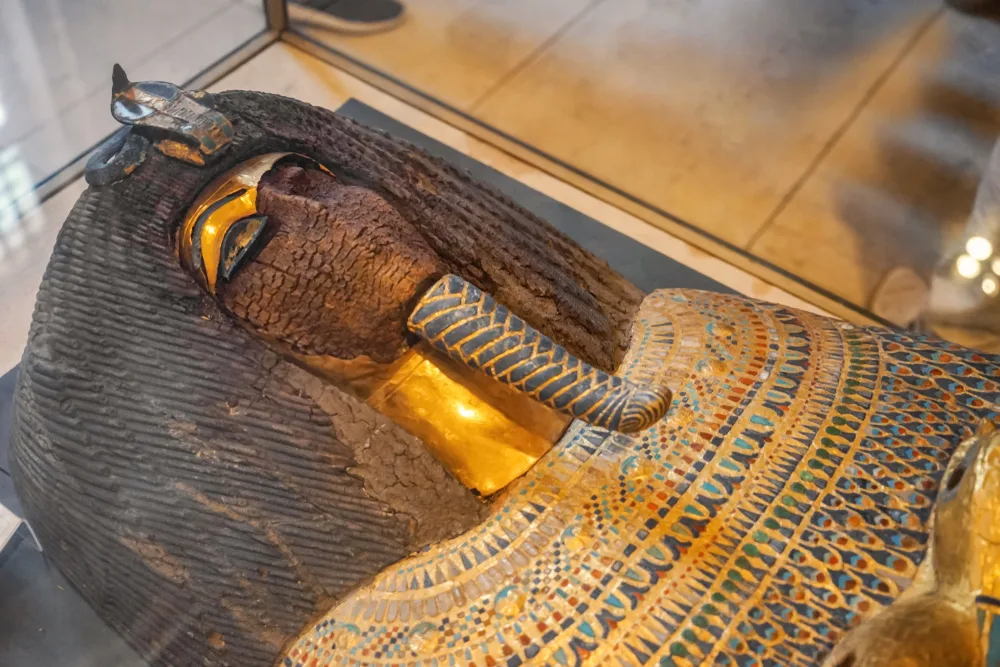 una statua egiziana, capodanno a natale