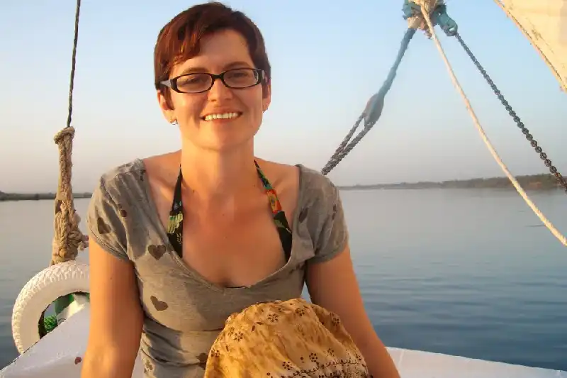 Crociere Egitto, una donna alla crociera con miglior tour operator