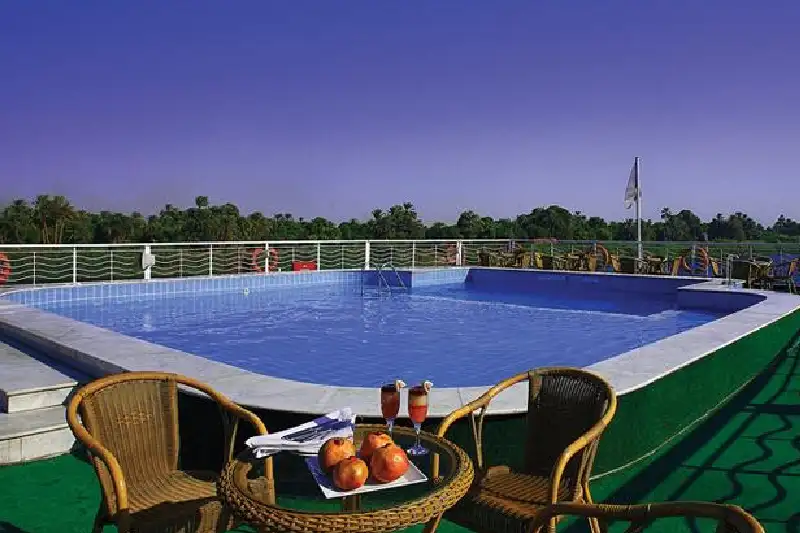la piscina a bordo della crociera jubilee