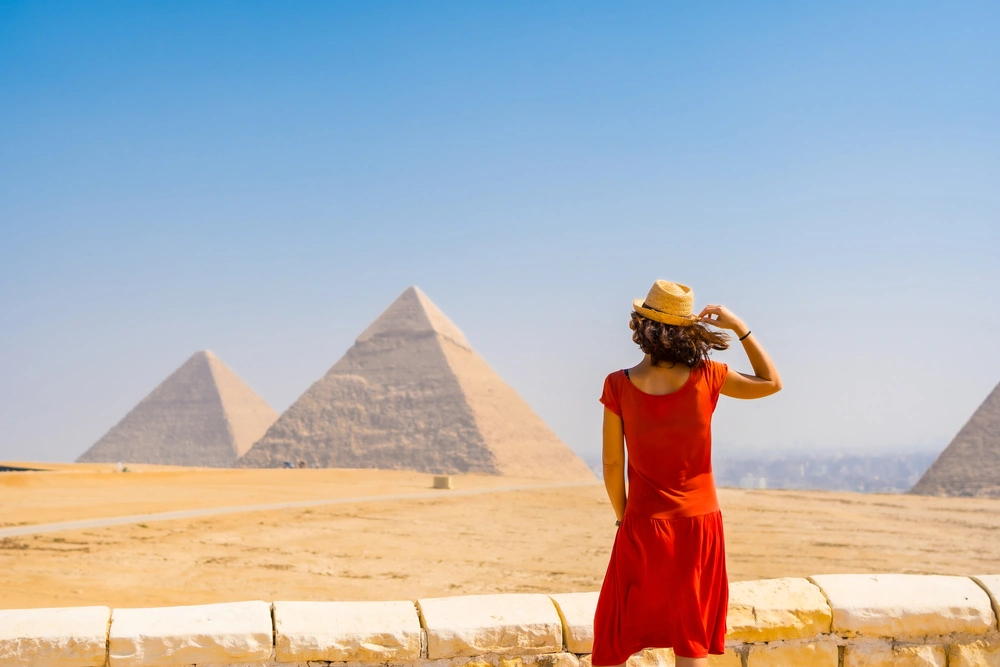 una donna alle piramidi, egitto capodanno