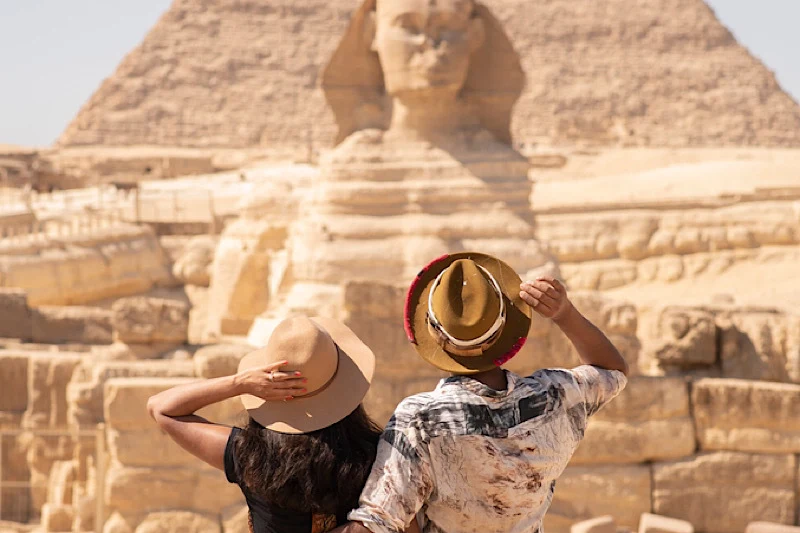 Cairo e crociera Nilo a Pasqua, Uuna coppia davanti alle piramidi