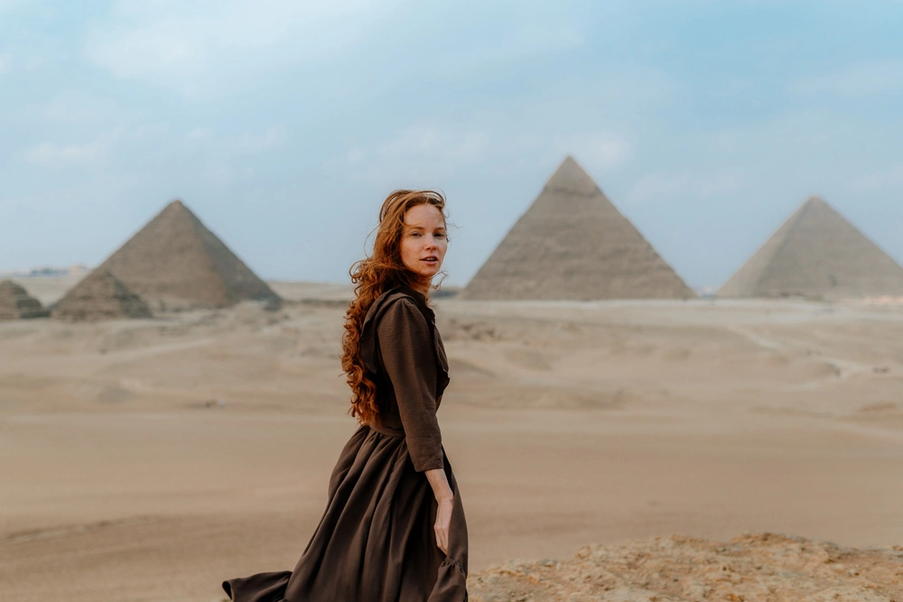 vacanza egitto, una ragazza davanti alle piramidi di Giza