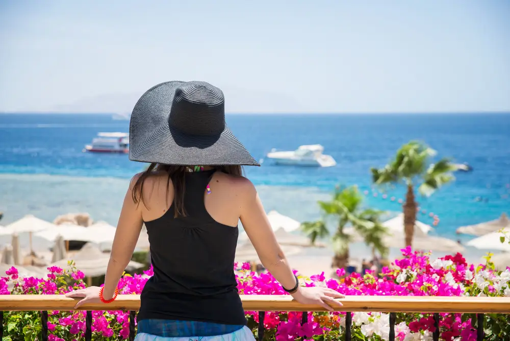 offerte viaggi pasqua egitto, una ragazza alla spiaggia