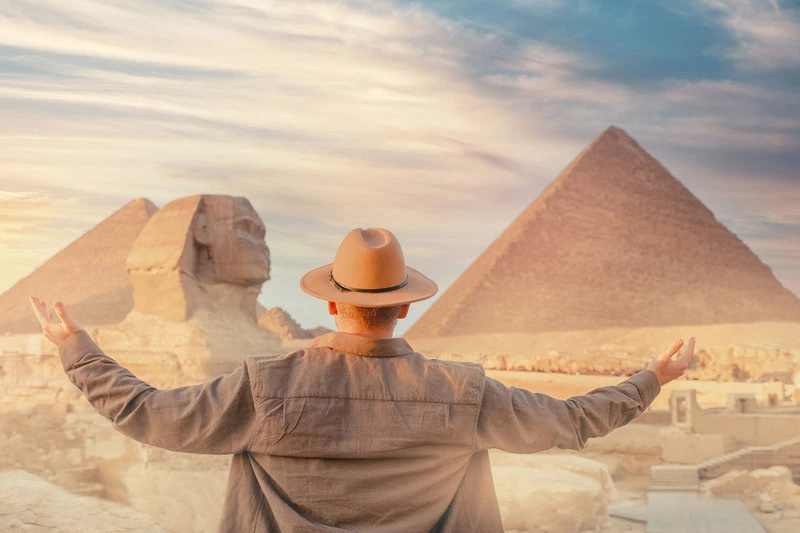un uomo davanti alle piramidi, offerte agosto egitto