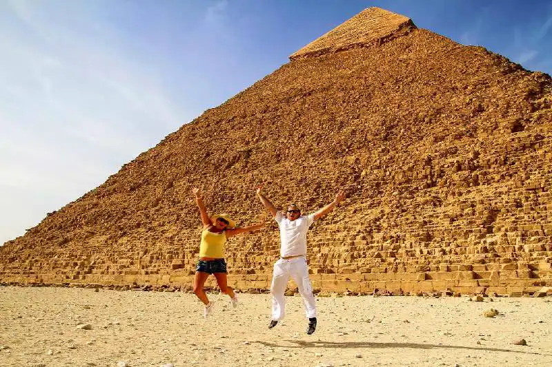 una coppia salta davanti alle piramidi, offerte vacanze agosto Egitto