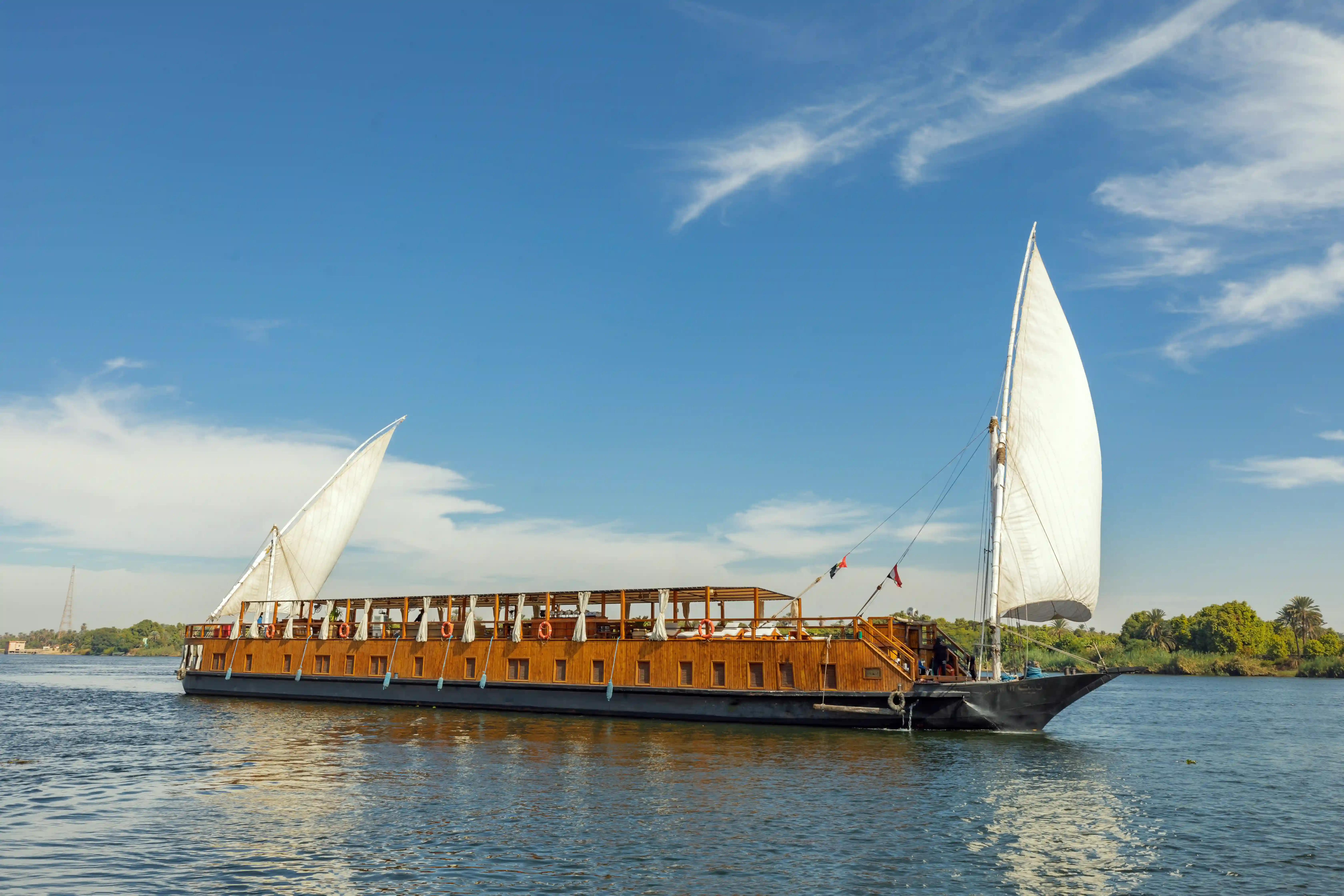 Dahabeya Crociera, la Dahabeya naviga sul Nilo