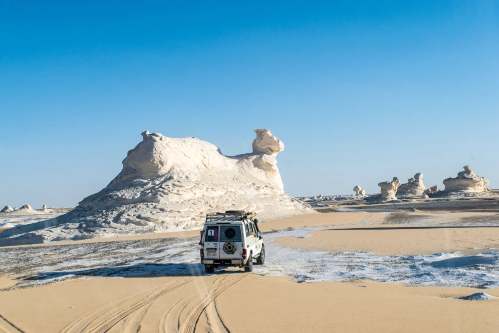 Egitto deserto, una macchina al deserto bianco