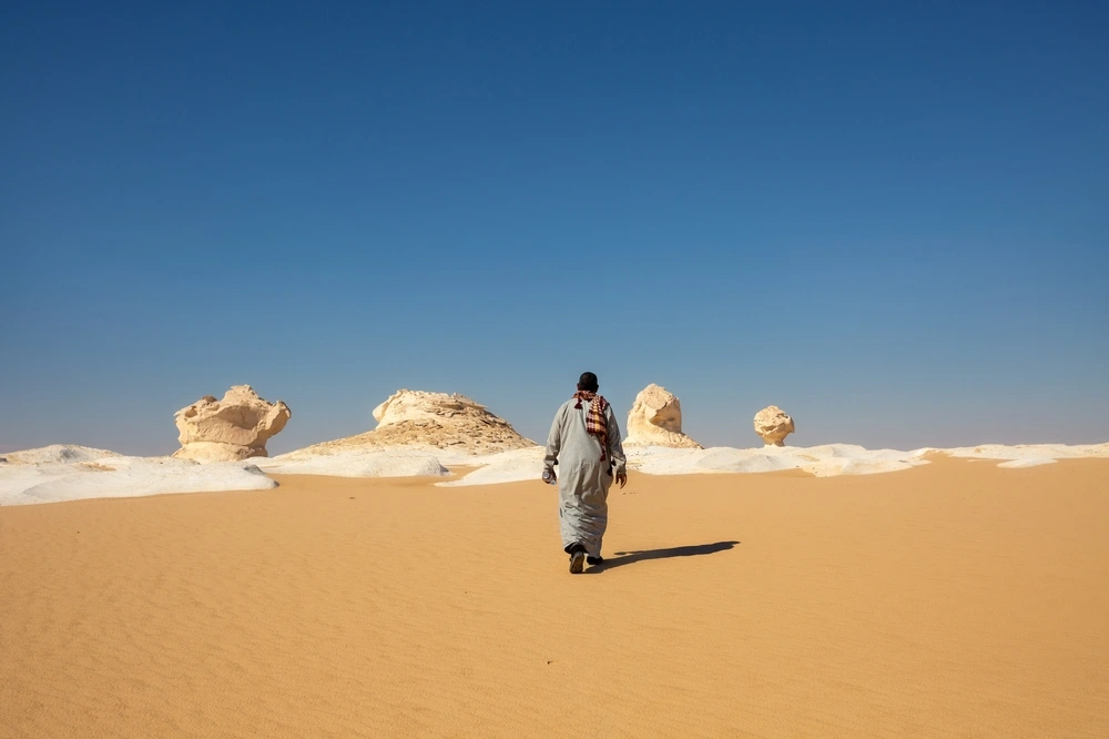 Egitto deserto del Sahara, un uomo al deserto