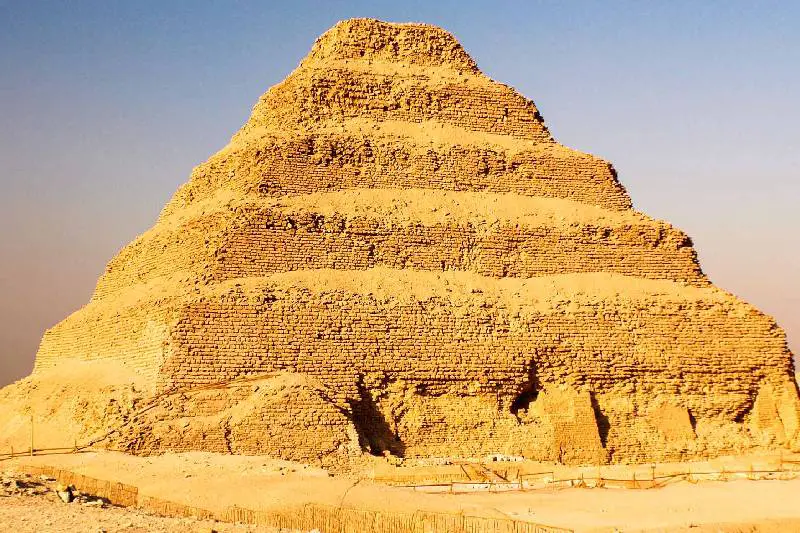 la piramide a gradoni di Djoser a Saqqara, Egitto deserto del Sahara