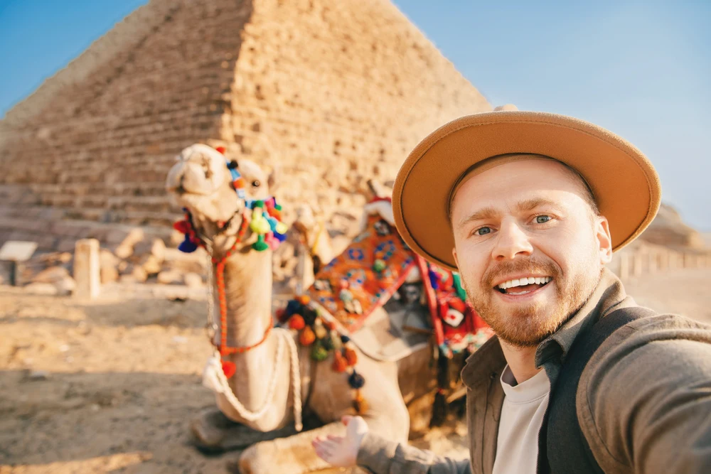 hurghada piramidi, un uomo davanti alle piramidi