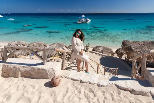 vacanze a natale in egitto, una ragazza al mare