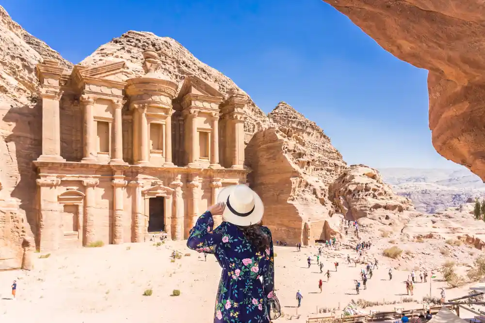giordania tour, una ragazza visita giordania