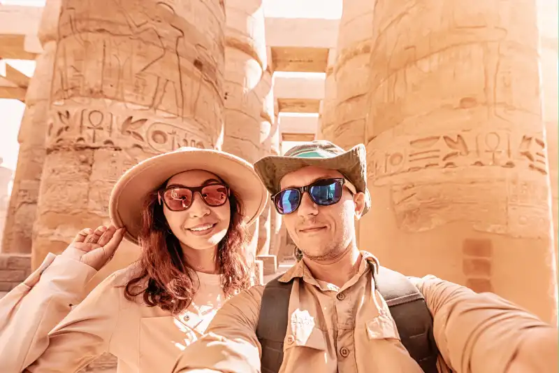 Crociera sul Nilo e Piramidi, una coppia nel tempio di karank