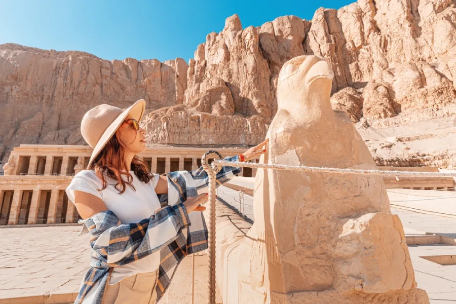 una donna davanti la statua di Horus, Tour Cairo e Luxor