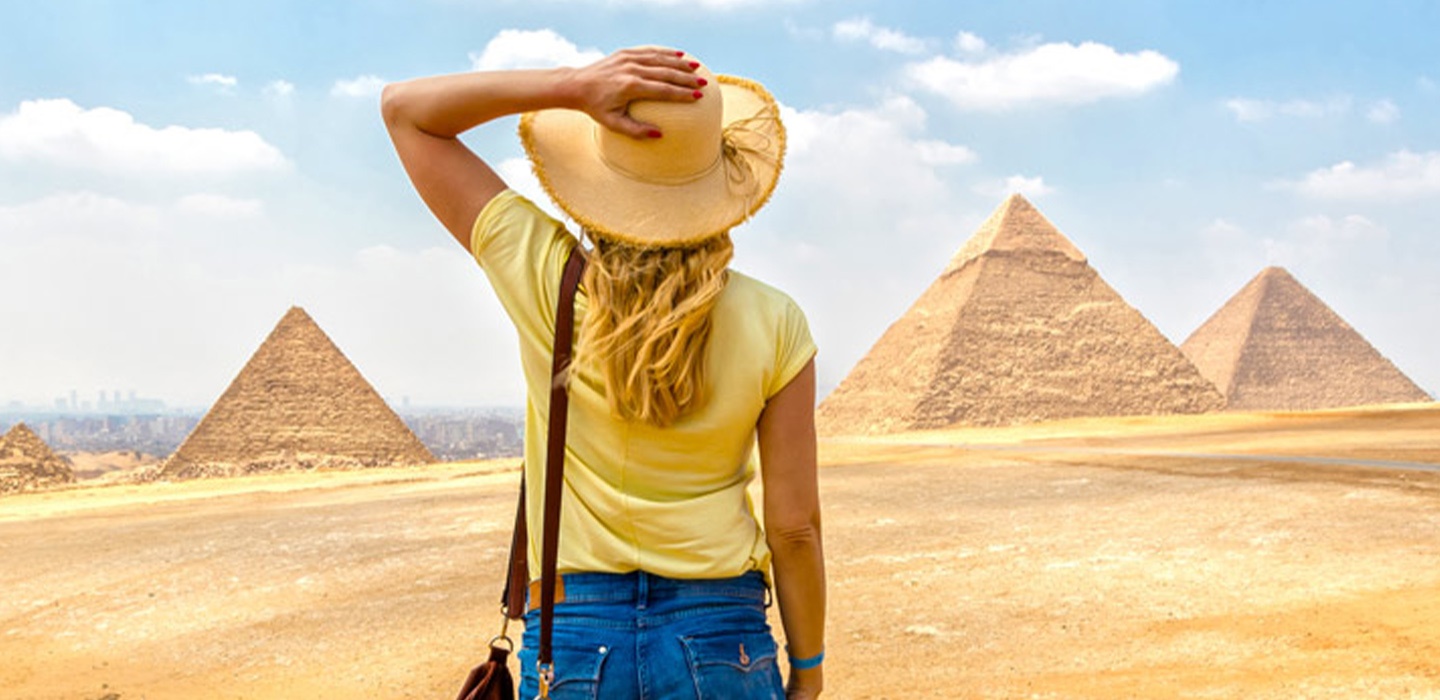 una ragazza in piedi davanti alle piramidi