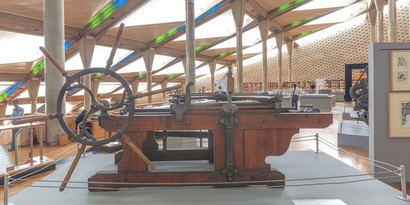 Una macchina antica all'interno della Biblioteca di Alessandria