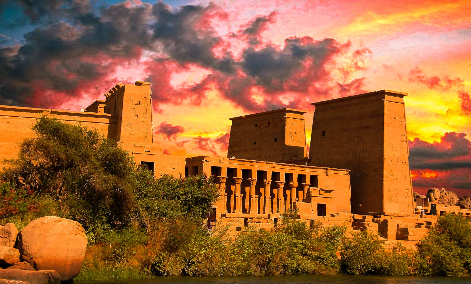 il Tempio di Philae al tramonto il Tempio di Philae al tramonto