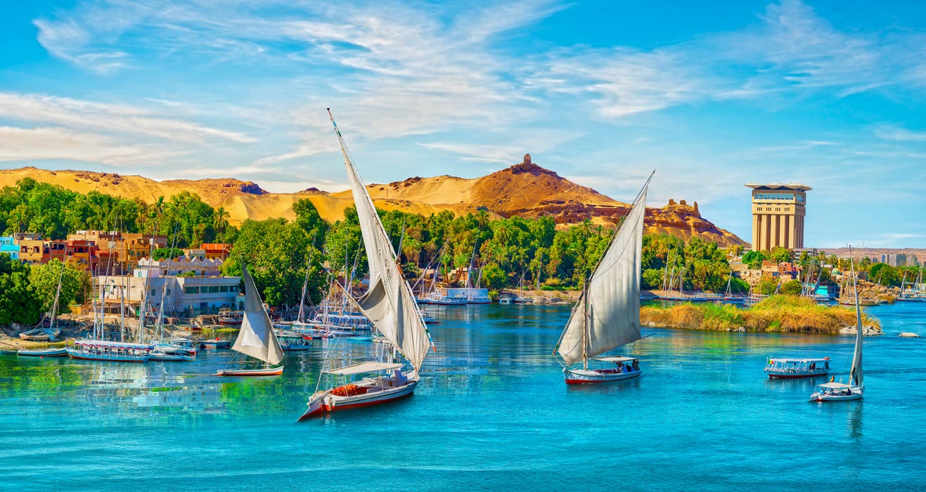 due felucca navigano sul fiume nilo due felucca navigano sul fiume nilo