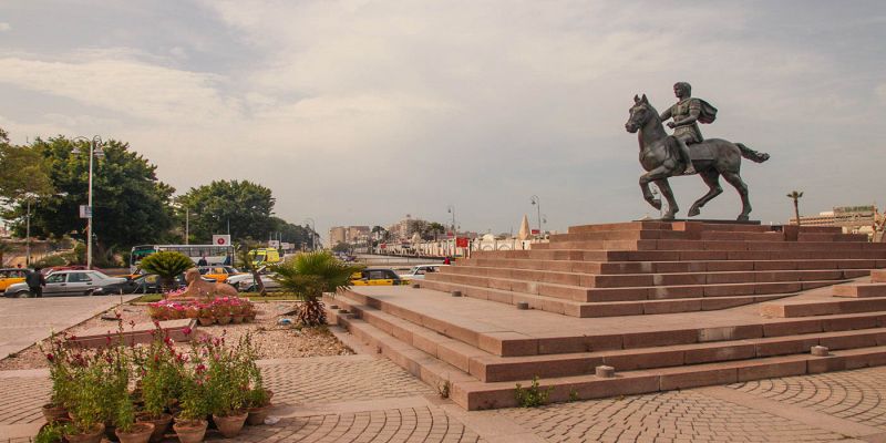 una piazza con statua di cavallo ad alessandria egitto