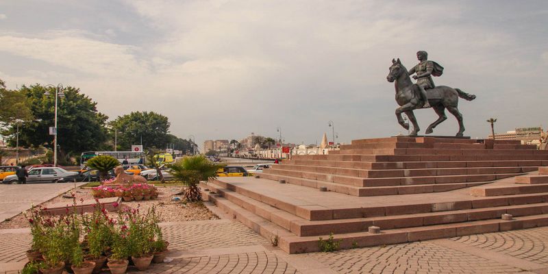 una piazza con statua di cavallo ad alessandria egitto una piazza con statua di cavallo ad alessandria egitto