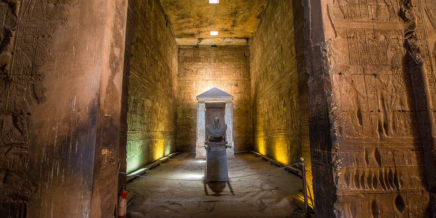 una statua dentro il tempio di Horus