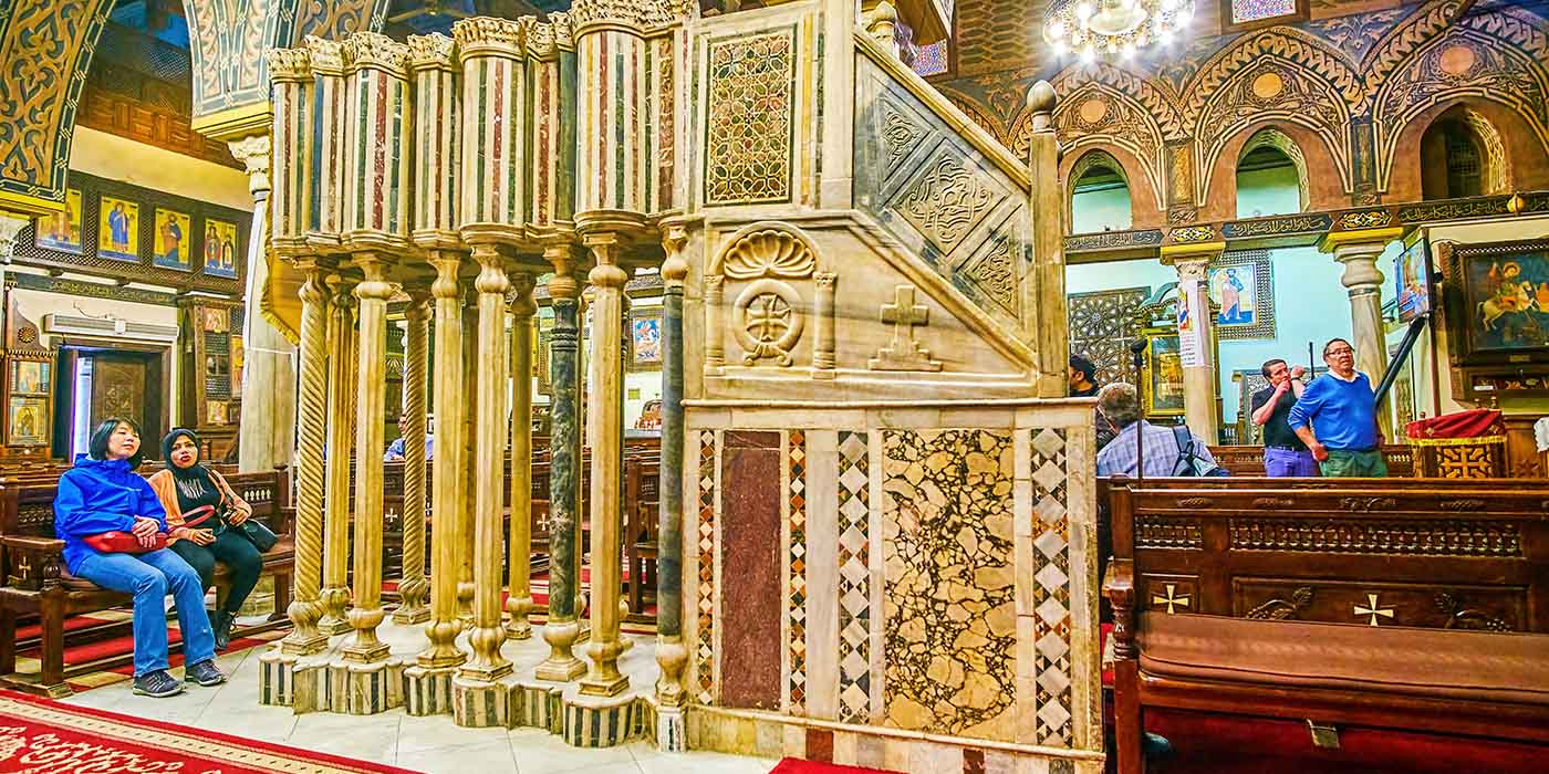la chiesa sospesa dall'interno al cairo copto