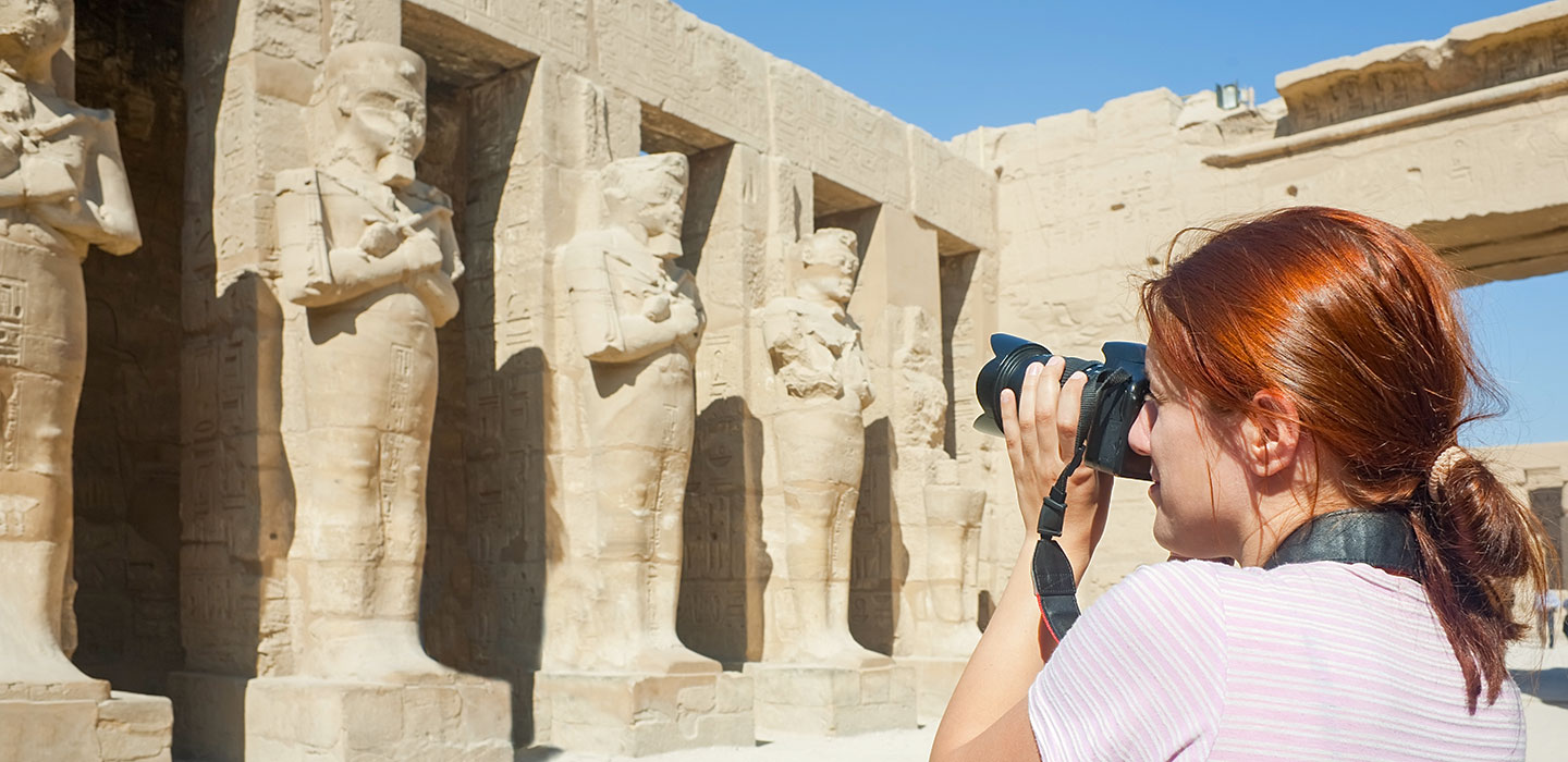 il tempio di Karnak, una donna scatta una foto tempio di Karnak, una donna scatta una foto