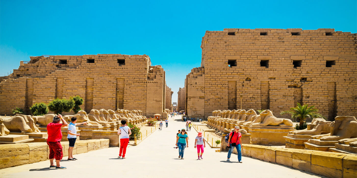 tante persone al tempio di Karnak tante persone al tempio di Karnak