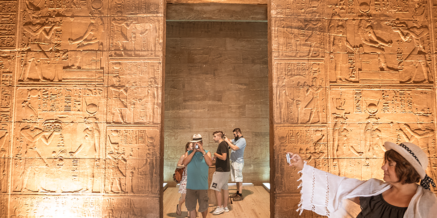 Turisti all'interno del tempio di file