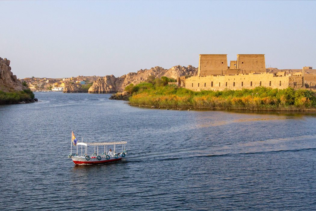 Il tempio di file e una barca naviga sul nilo Il tempio di file e una barca naviga sul nilo