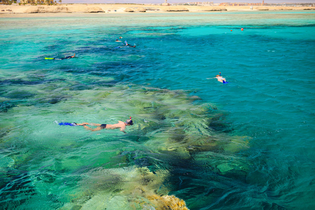 Spiaggia Marsa alam un uomo fa snorkeling nel Mar Rosso durante il viaggio a Marsa Alam in Egitto