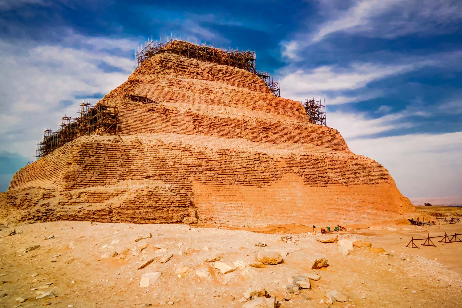 la piramide a gradoni di Djoser a Saqqara la piramide a gradoni di Djoser a Saqqara