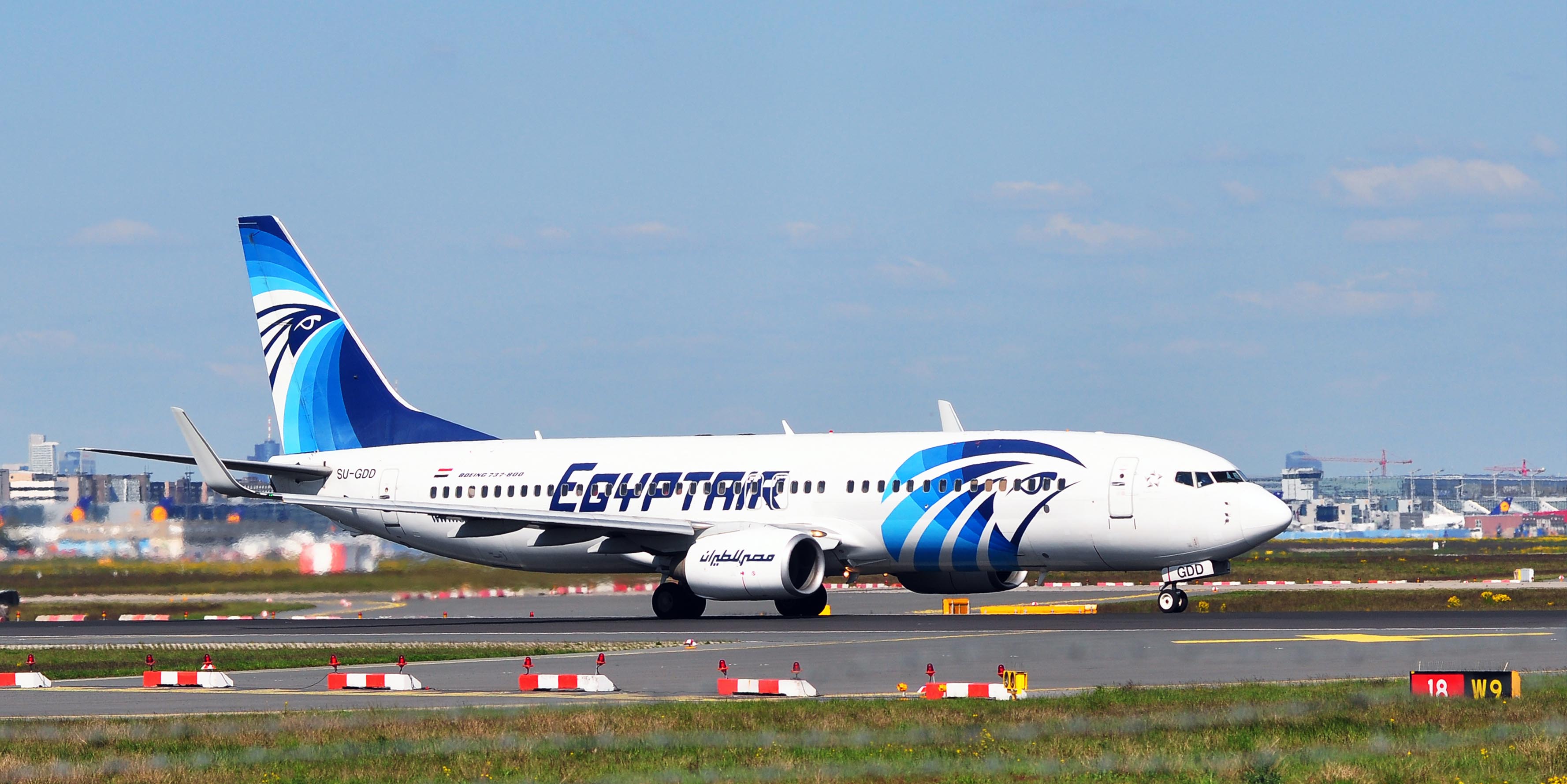 un aereo all'aeroporto del cairo un aereo all'aeroporto del cairo