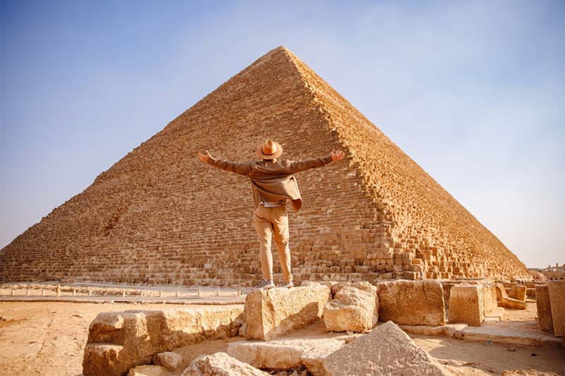 un uomo davanti la piramide di cheope un uomo davanti la piramide di cheope