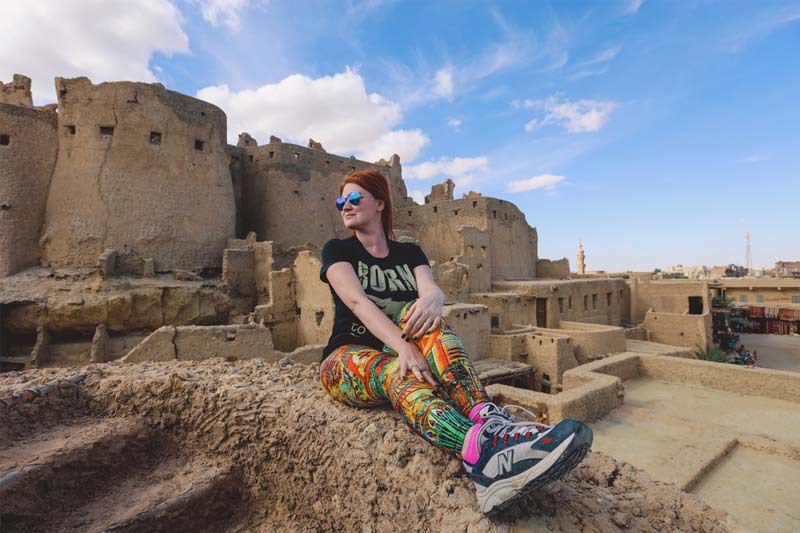 una donna all'oasi di siwa in egitto una donna all'oasi di siwa in egitto