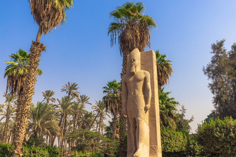 la statua di Ramses II a Menfi la statua di Ramses II a Menfi