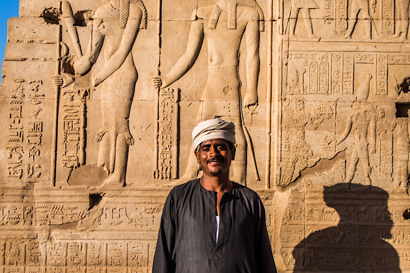 clima egiziano, un uomo davanti al tempio di luxor clima egiziano, un uomo davanti al tempio di luxor